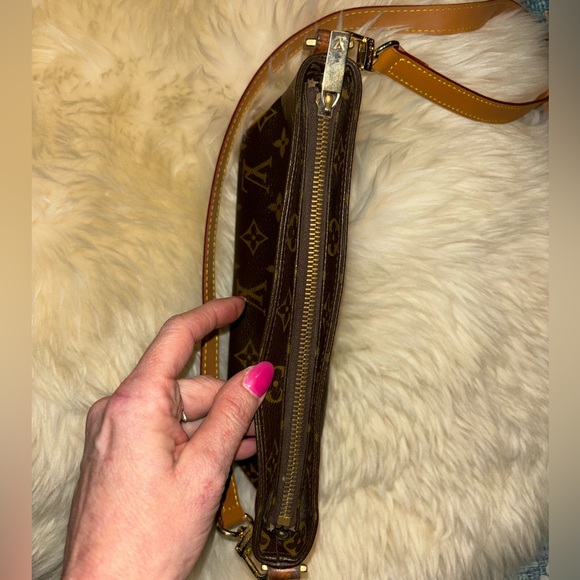 💎RARE💎Authentic (AR0072) LOUIS VUITTON “Trotteur” Shoulder Bag - Picture 5 of 12